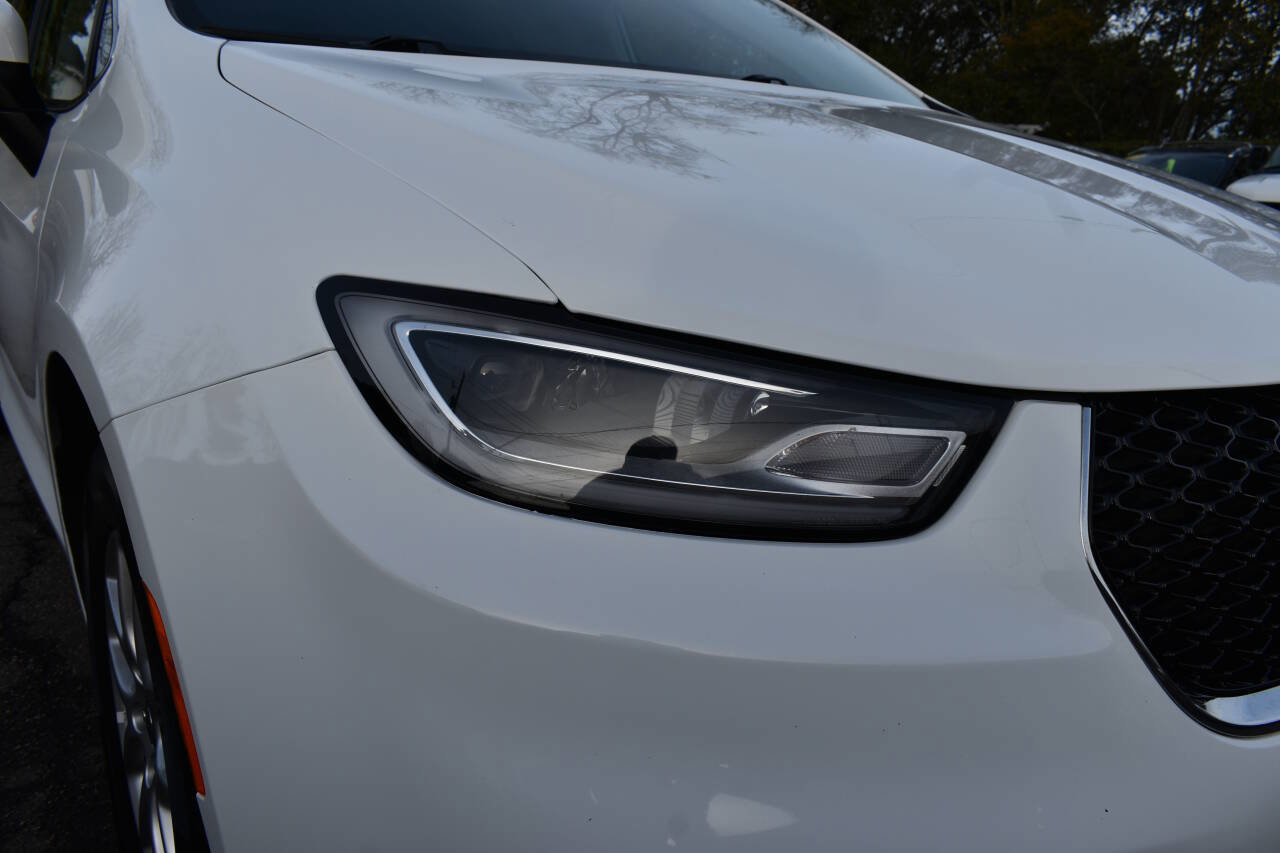 Used 2023 Chrysler Pacifica Touring-L image 37