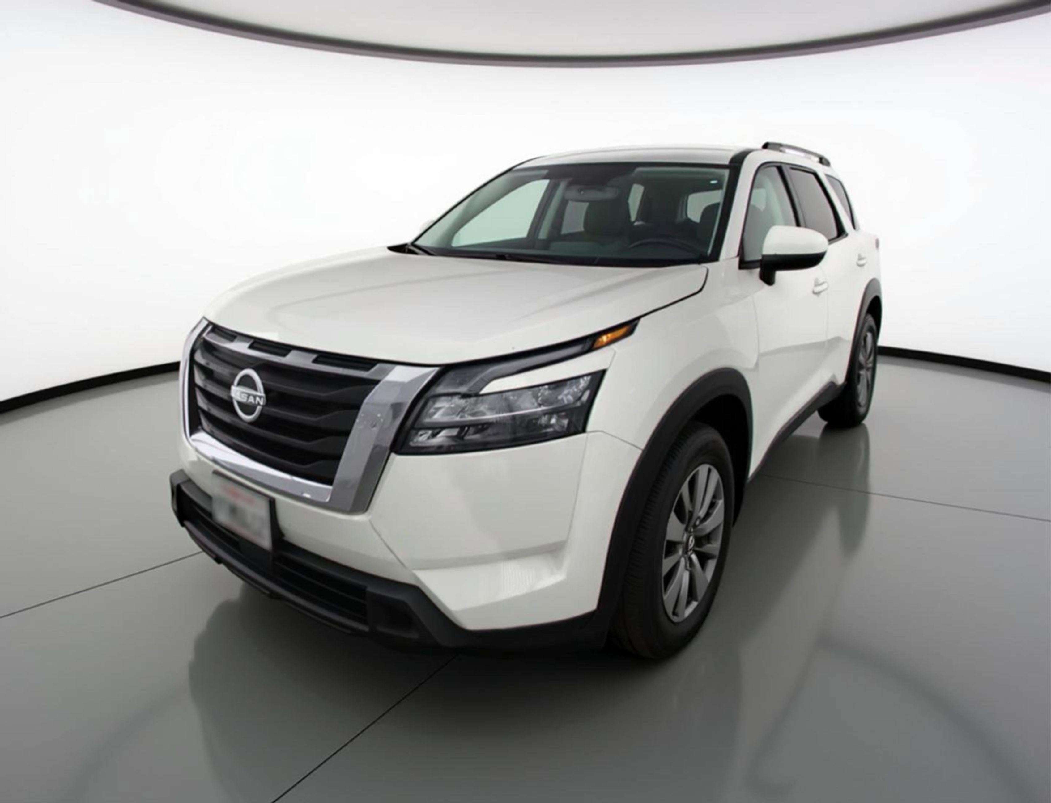 Used 2025 Nissan Pathfinder SV image 3