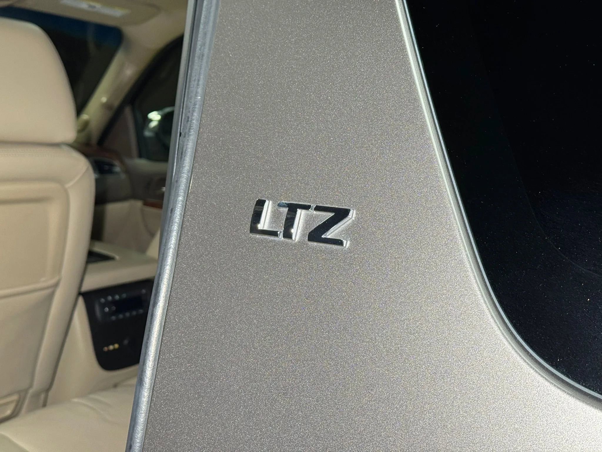 Used 2012 Chevrolet Suburban LTZ image 6