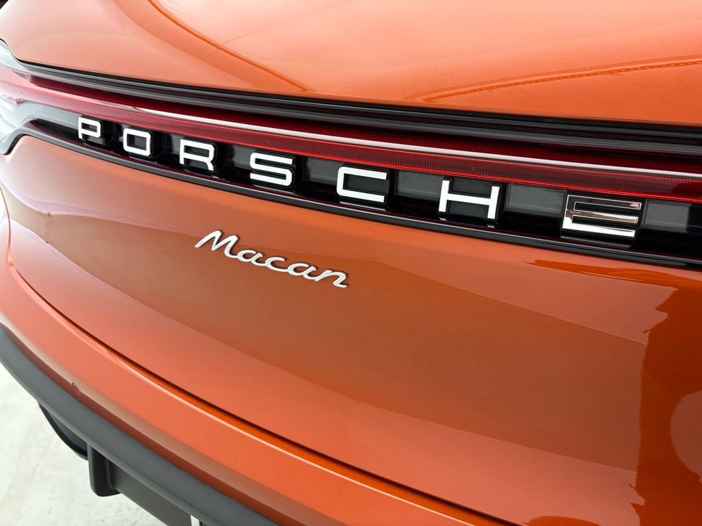 Certified 2024 Porsche Macan AWD/4WD image 11