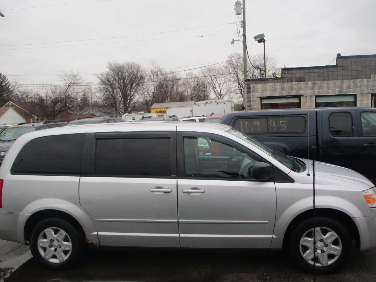 Used 2010 Dodge Grand Caravan SE FWD image 2