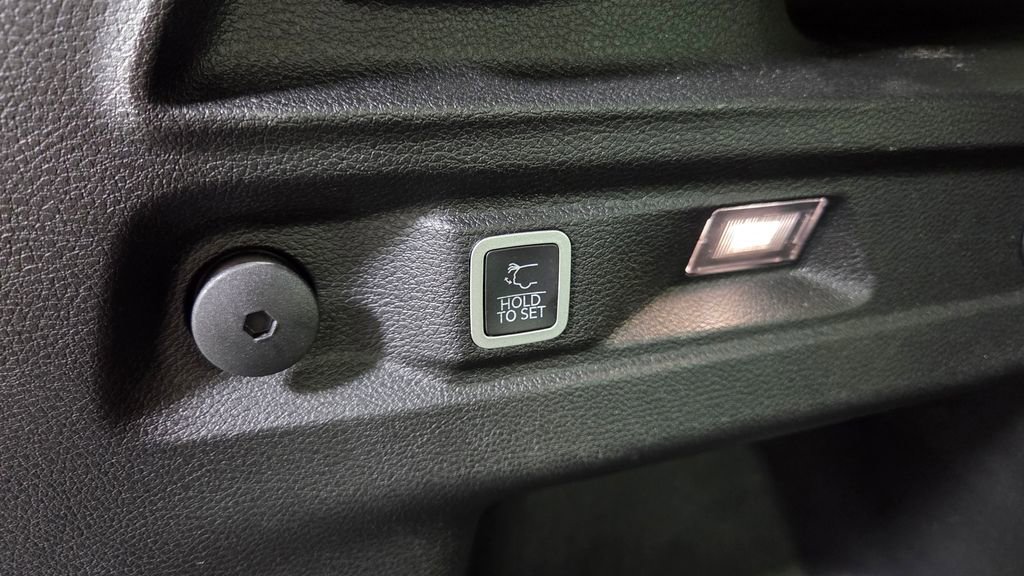 Used 2022 Jeep Grand Cherokee L Laredo w/ Luxury Tech Group I AWD/4WD image 12