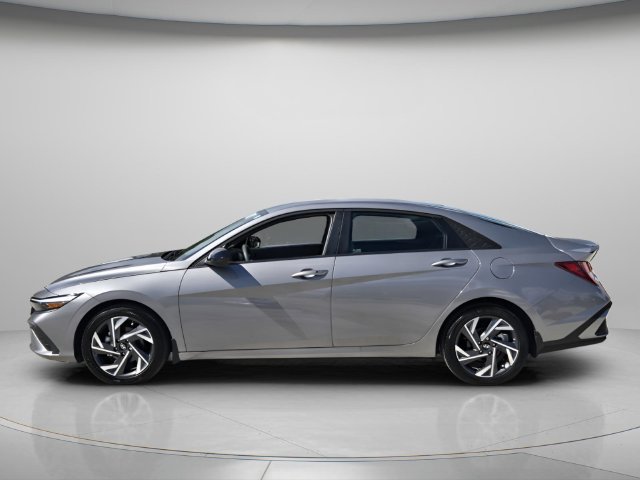 Used 2025 Hyundai Elantra Sport FWD image 3