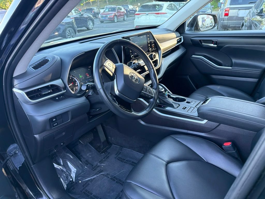 Used 2021 Toyota Highlander XLE AWD/4WD image 23