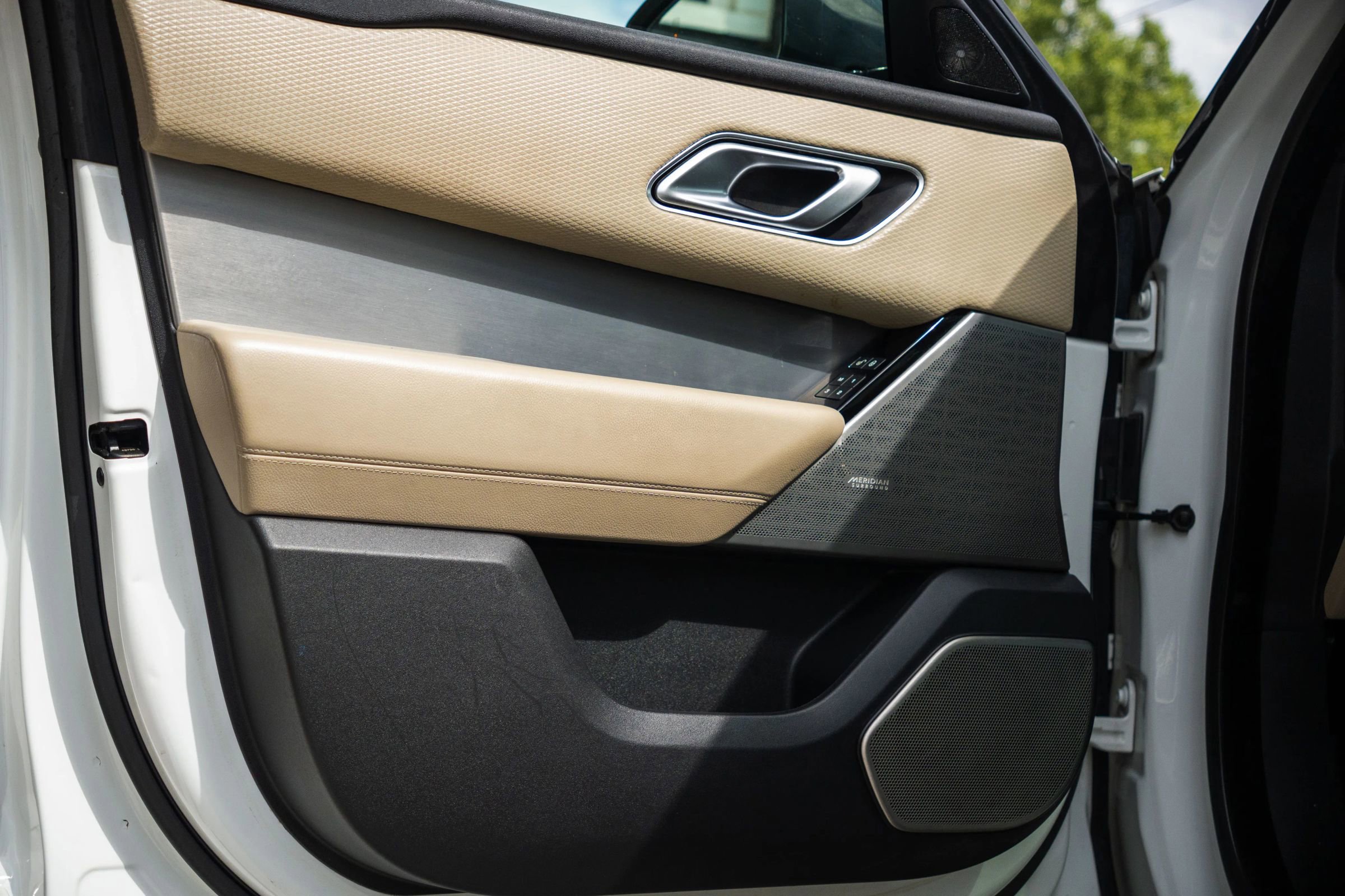 Used 2019 Land Rover Range Rover Velar R-Dynamic SE image 19