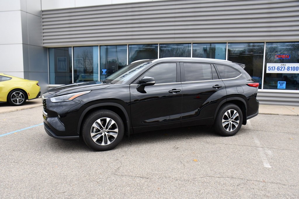 Used 2023 Toyota Highlander XLE image 2