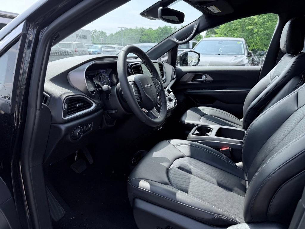 Certified 2025 Chrysler Pacifica Select FWD image 21