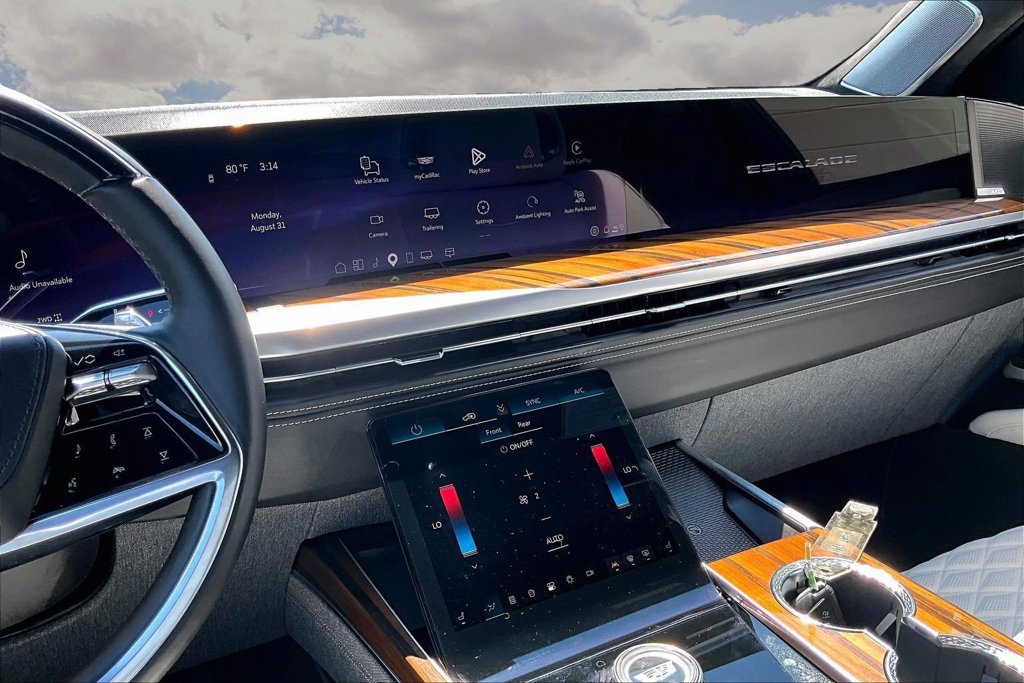 Certified 2026 Cadillac Escalade Platinum Sport w/ LPO, Floor Liner Package AWD/4WD image 9