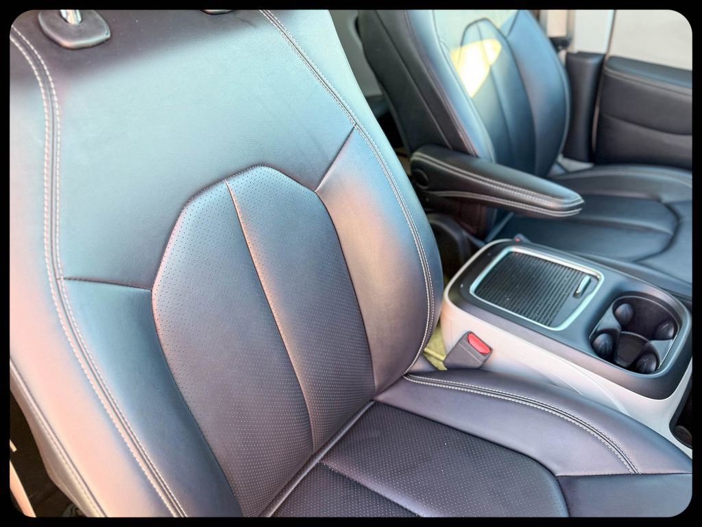 Used 2024 Chrysler Pacifica Touring-L image 16