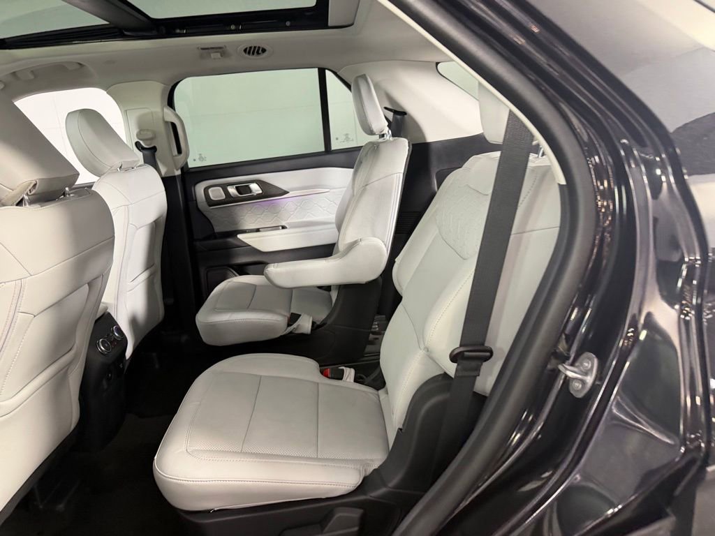 Used 2025 Ford Explorer Platinum w/ LUX Leather Package AWD/4WD image 25