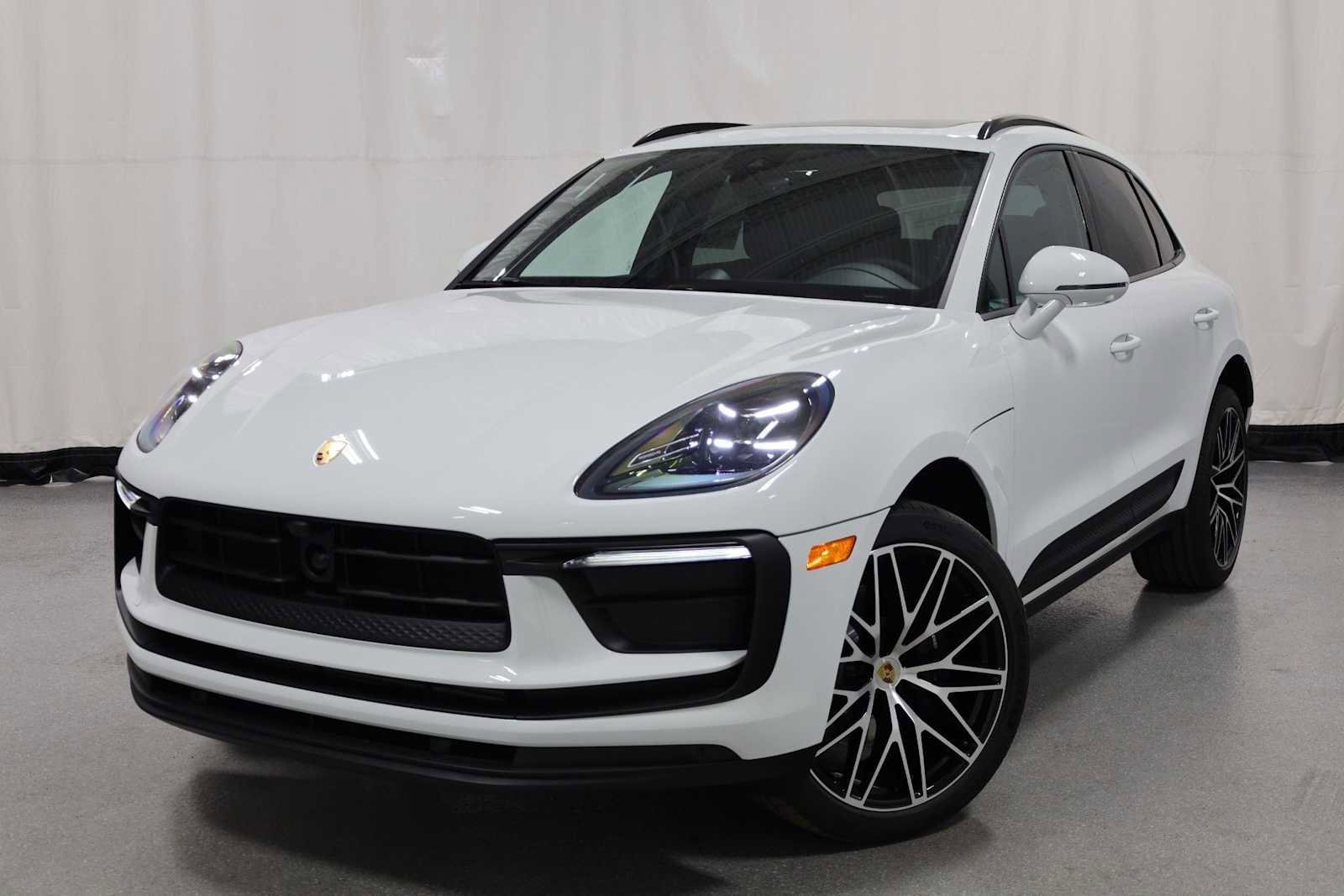 Certified 2026 Porsche Macan AWD/4WD image 1