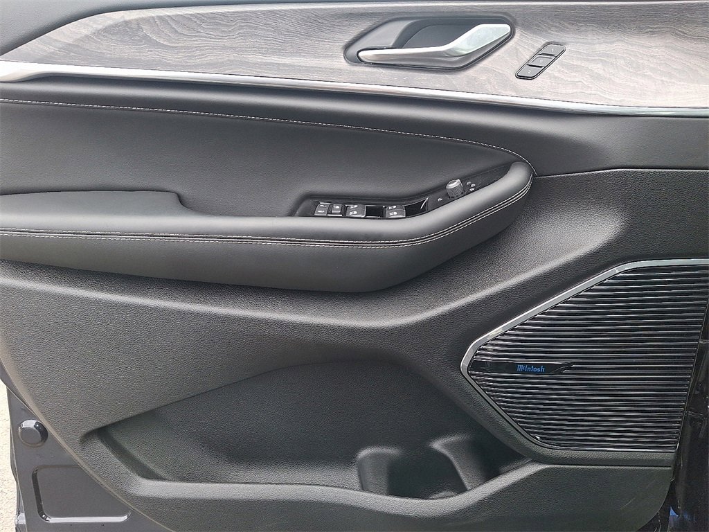 Used 2024 Jeep Grand Cherokee Overland image 12