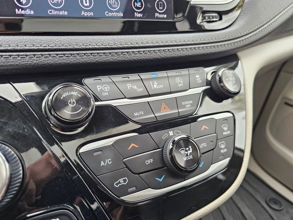 Used 2018 Chrysler Pacifica Limited w/ Tire & Wheel Group image 34