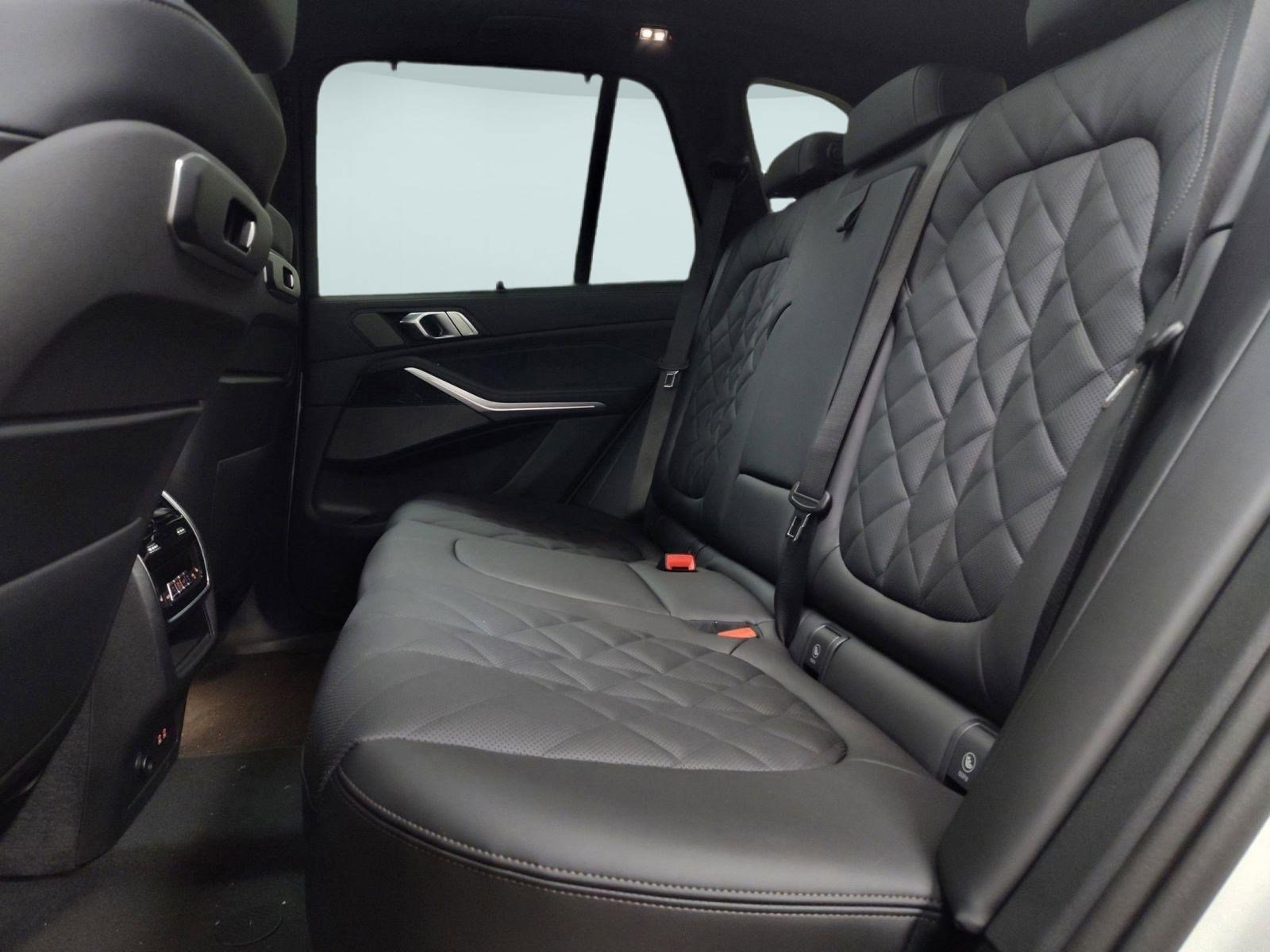 Used 2026 BMW X5 xDrive40i w/ M Sport Package image 14