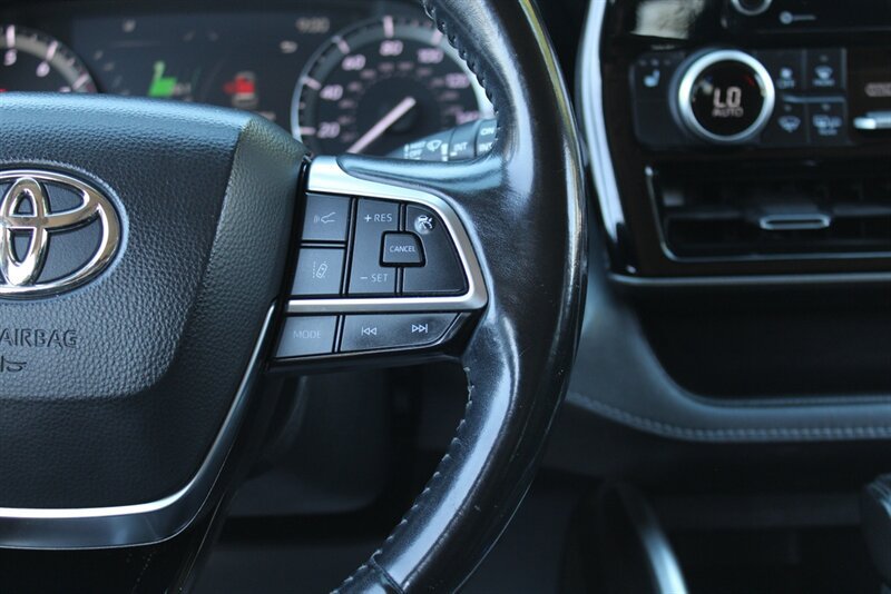 Used 2021 Toyota Highlander XLE AWD/4WD image 18