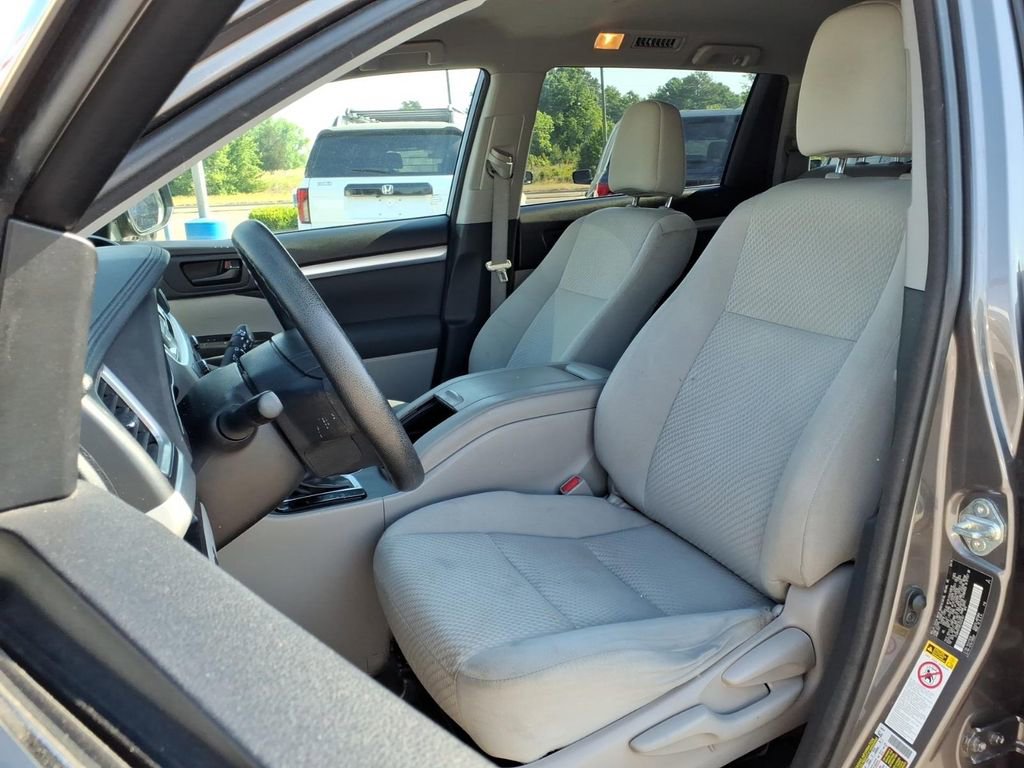 Used 2014 Toyota Highlander LE AWD/4WD image 4