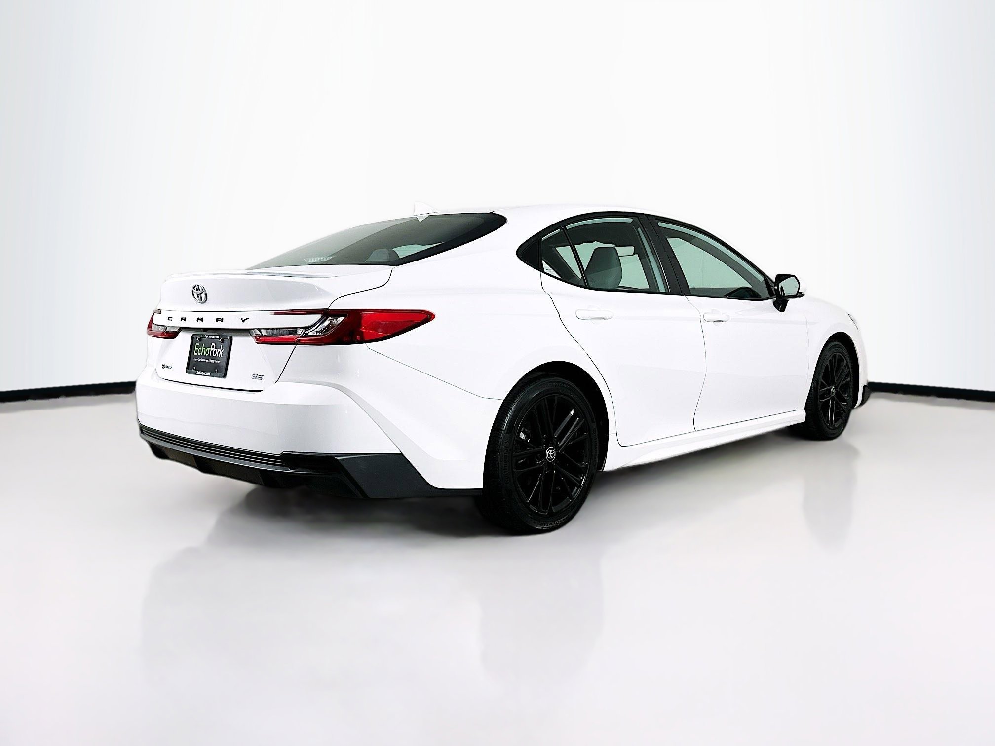 Used 2025 Toyota Camry SE image 9
