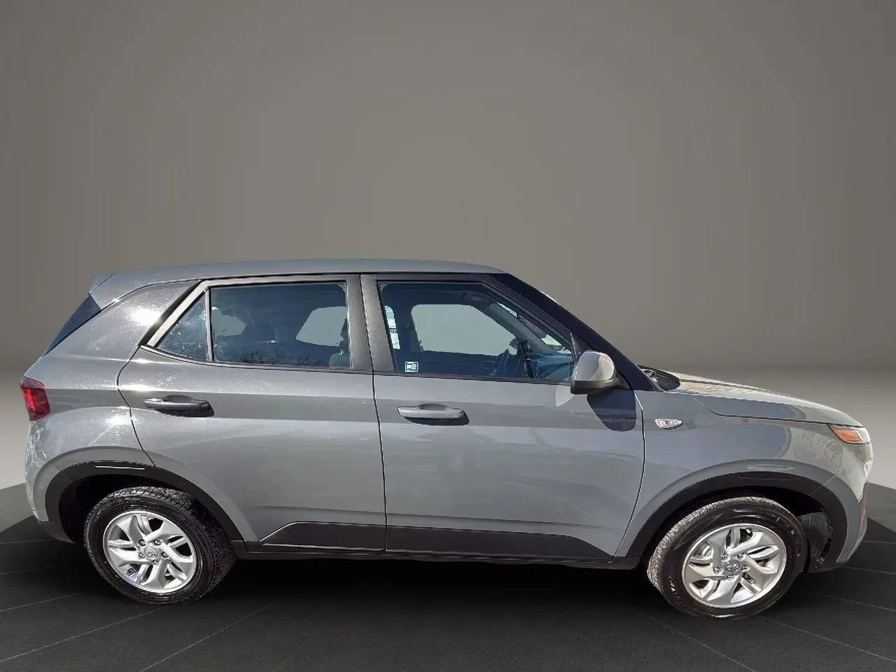 Used 2021 Hyundai Venue SE image 4