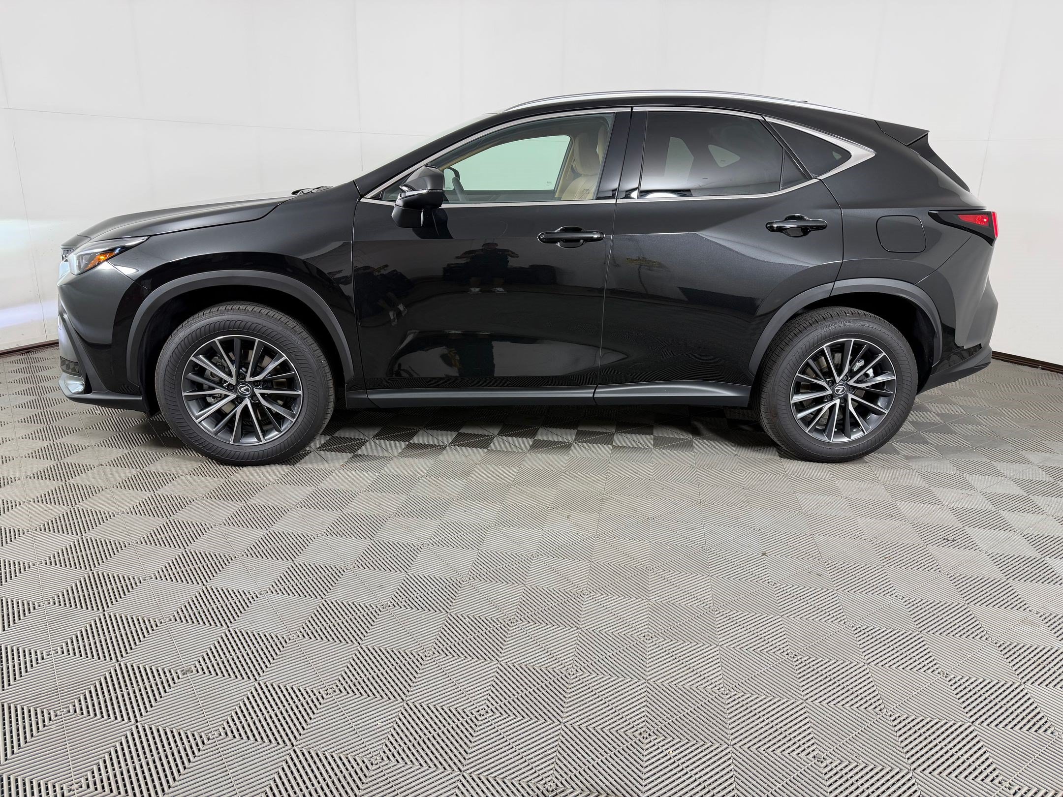 Used 2025 Lexus NX 350 AWD image 2
