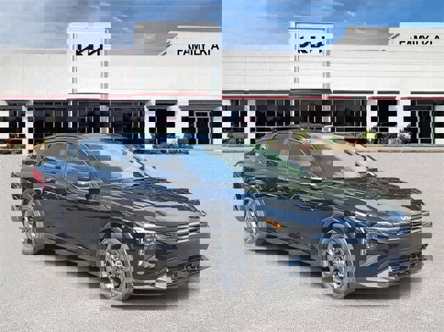 New 2025 Kia K4 LXS