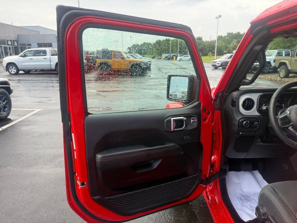 Used 2025 Jeep Wrangler Unlimited Sahara w/ Safety Group AWD/4WD image 14