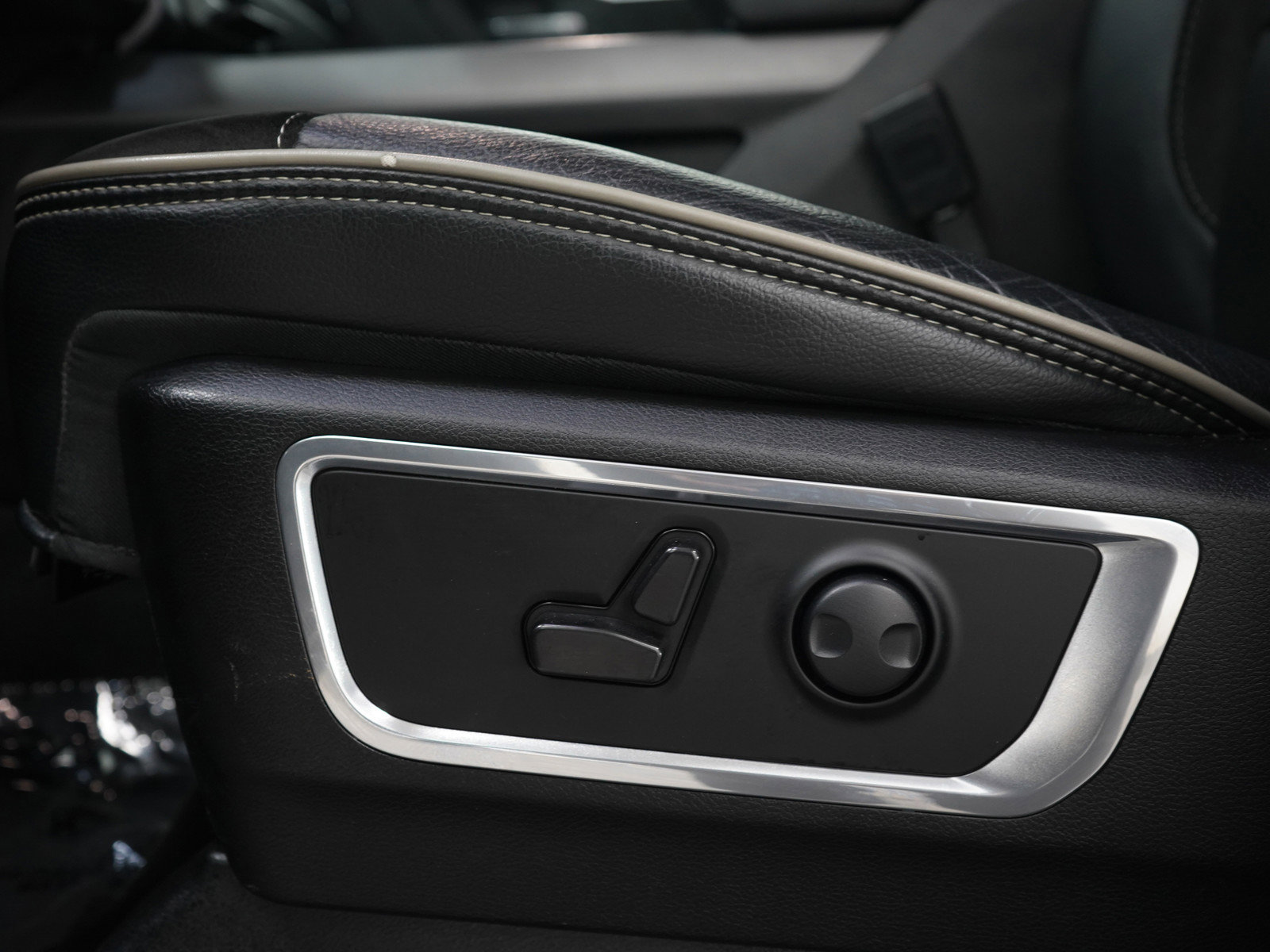 Used 2024 RAM 1500 Laramie AWD/4WD image 22