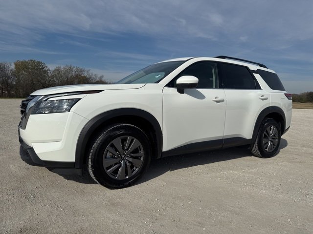 Used 2024 Nissan Pathfinder SV image 1