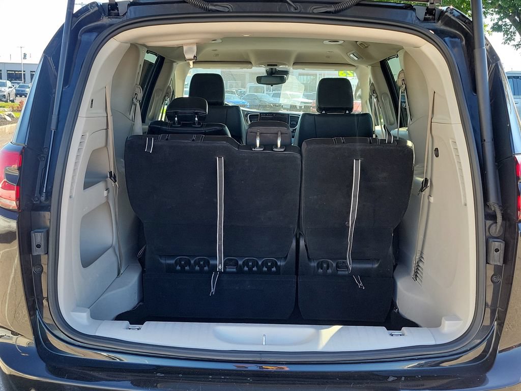 Used 2023 Chrysler Pacifica Touring-L FWD image 11