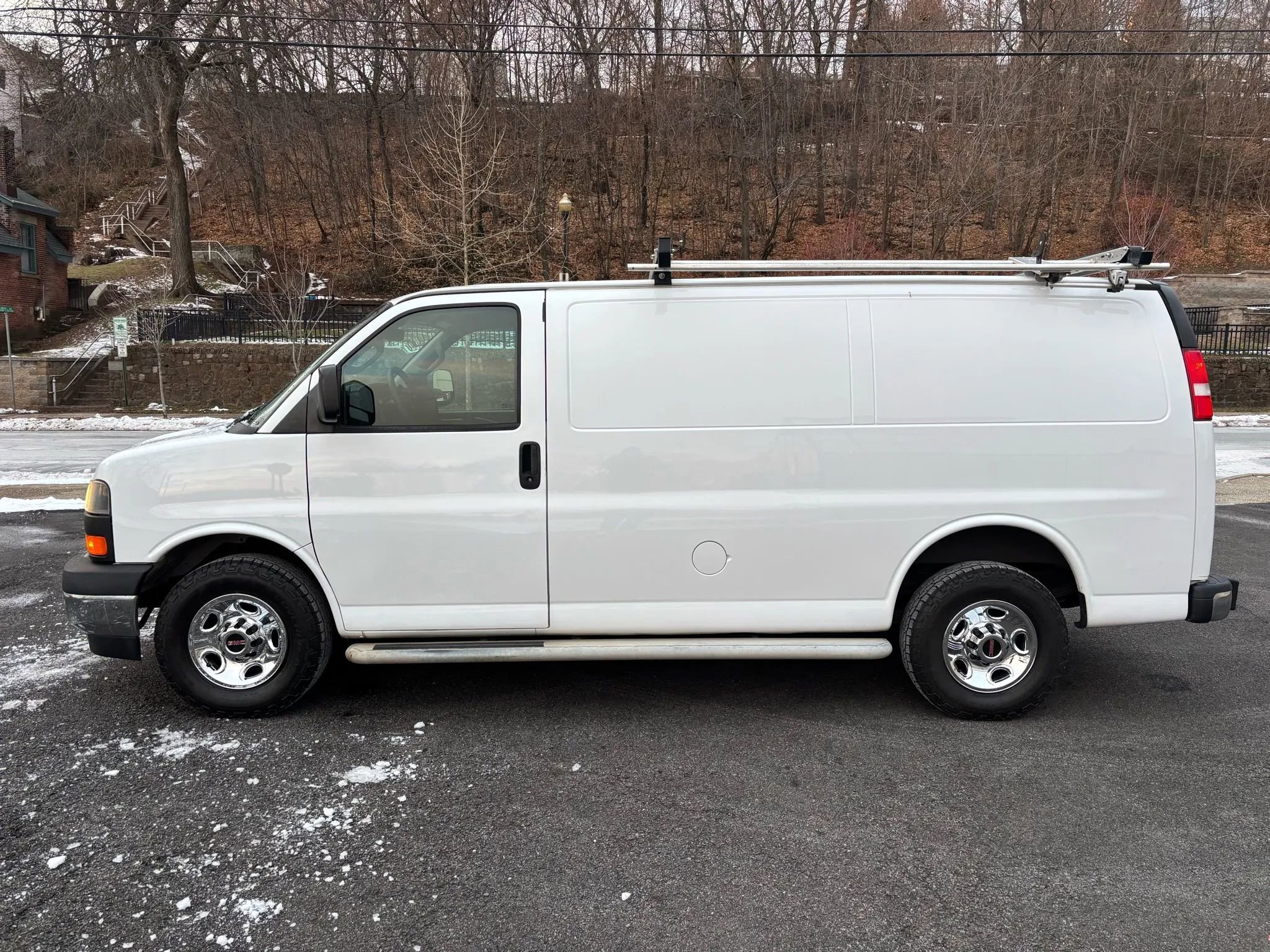 Used 2017 GMC Savana 2500 image 2