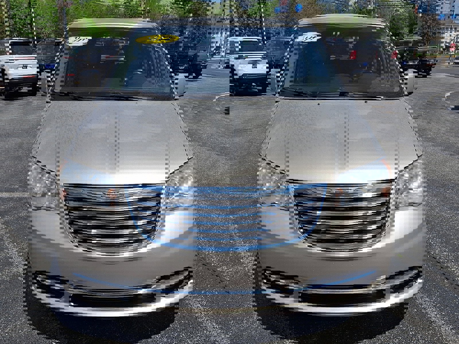 Used 2014 Chrysler Town & Country Touring image 2