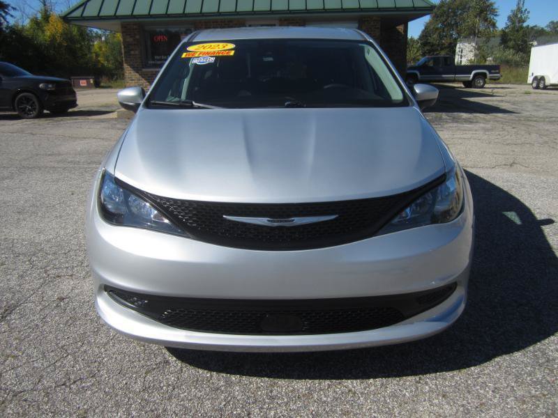 Used 2023 Chrysler Voyager LX FWD image 3