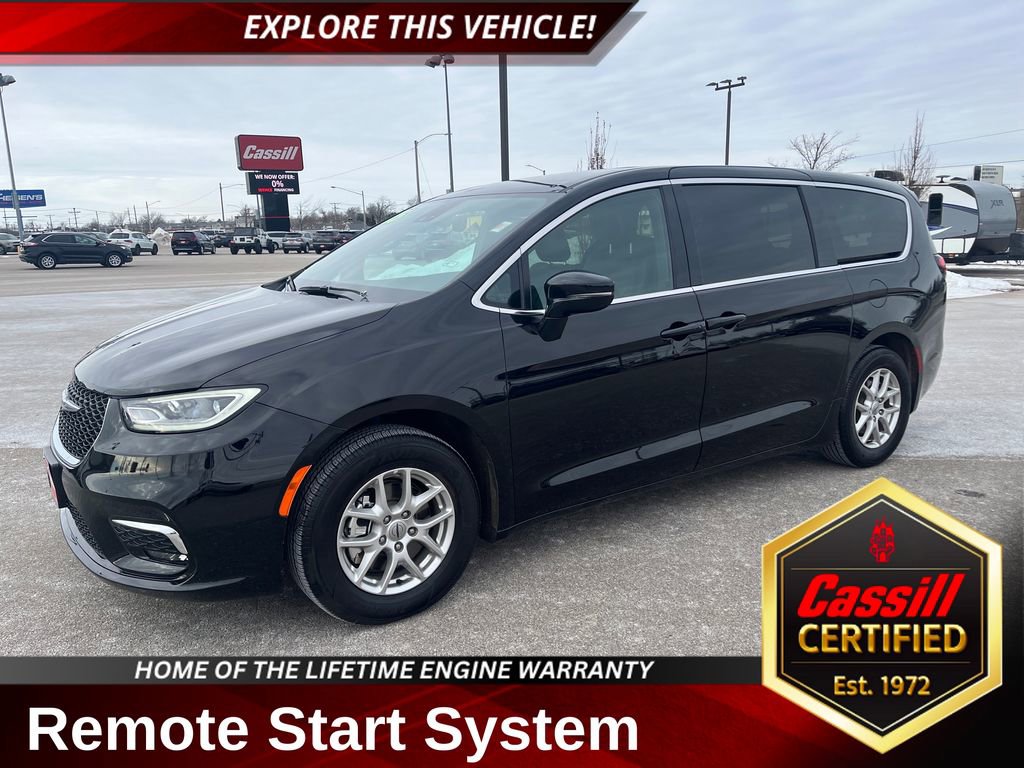 Used 2025 Chrysler Pacifica Select image 1