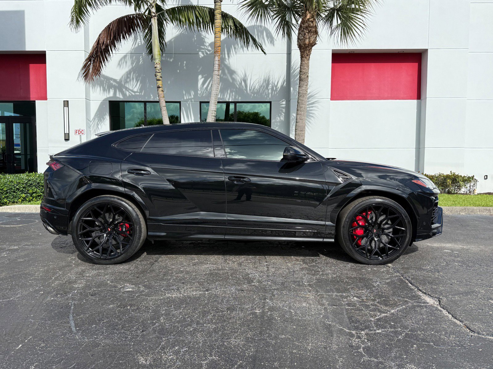 Used 2019 Lamborghini Urus AWD/4WD image 2