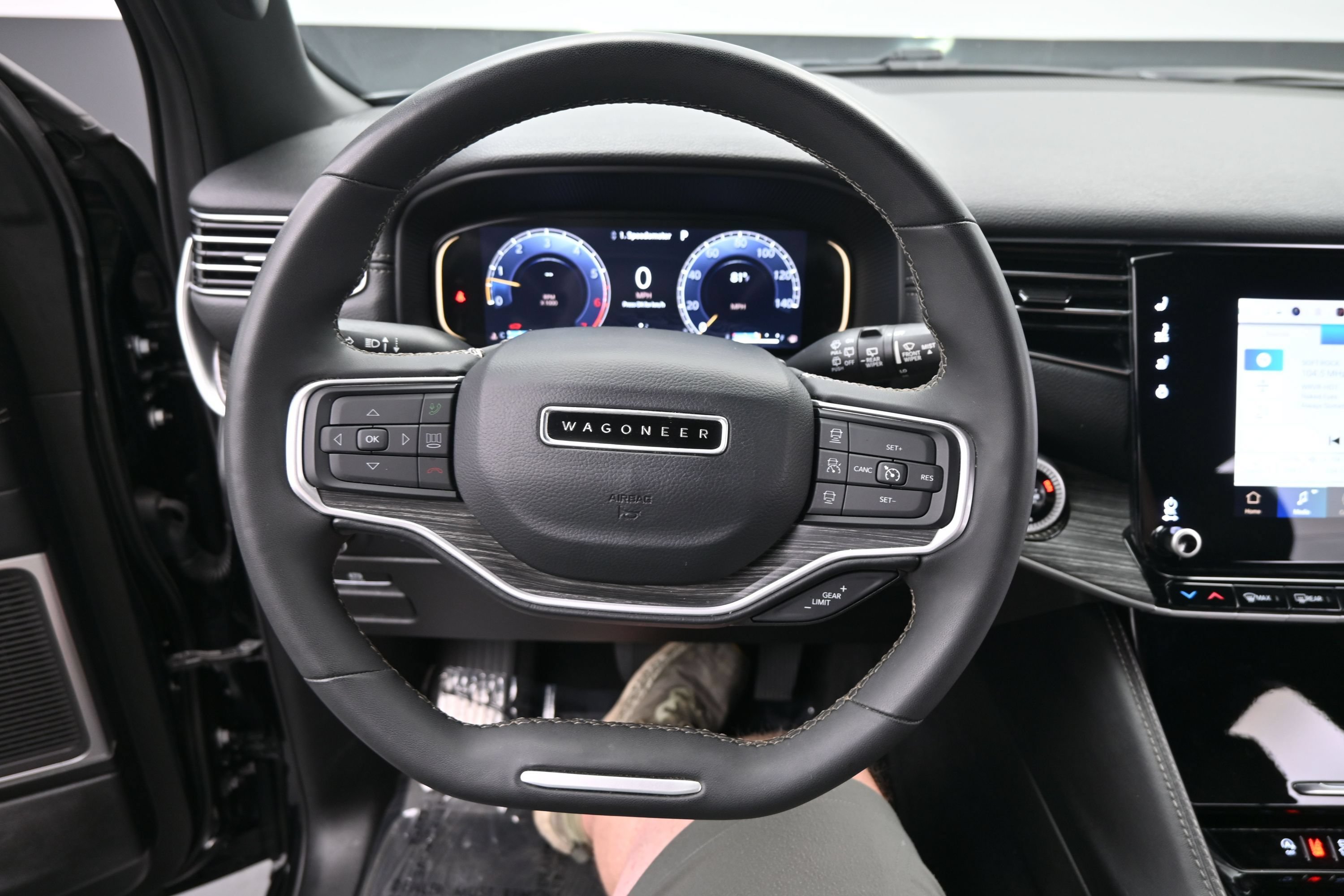 Used 2024 Jeep Wagoneer L Series II RWD image 19