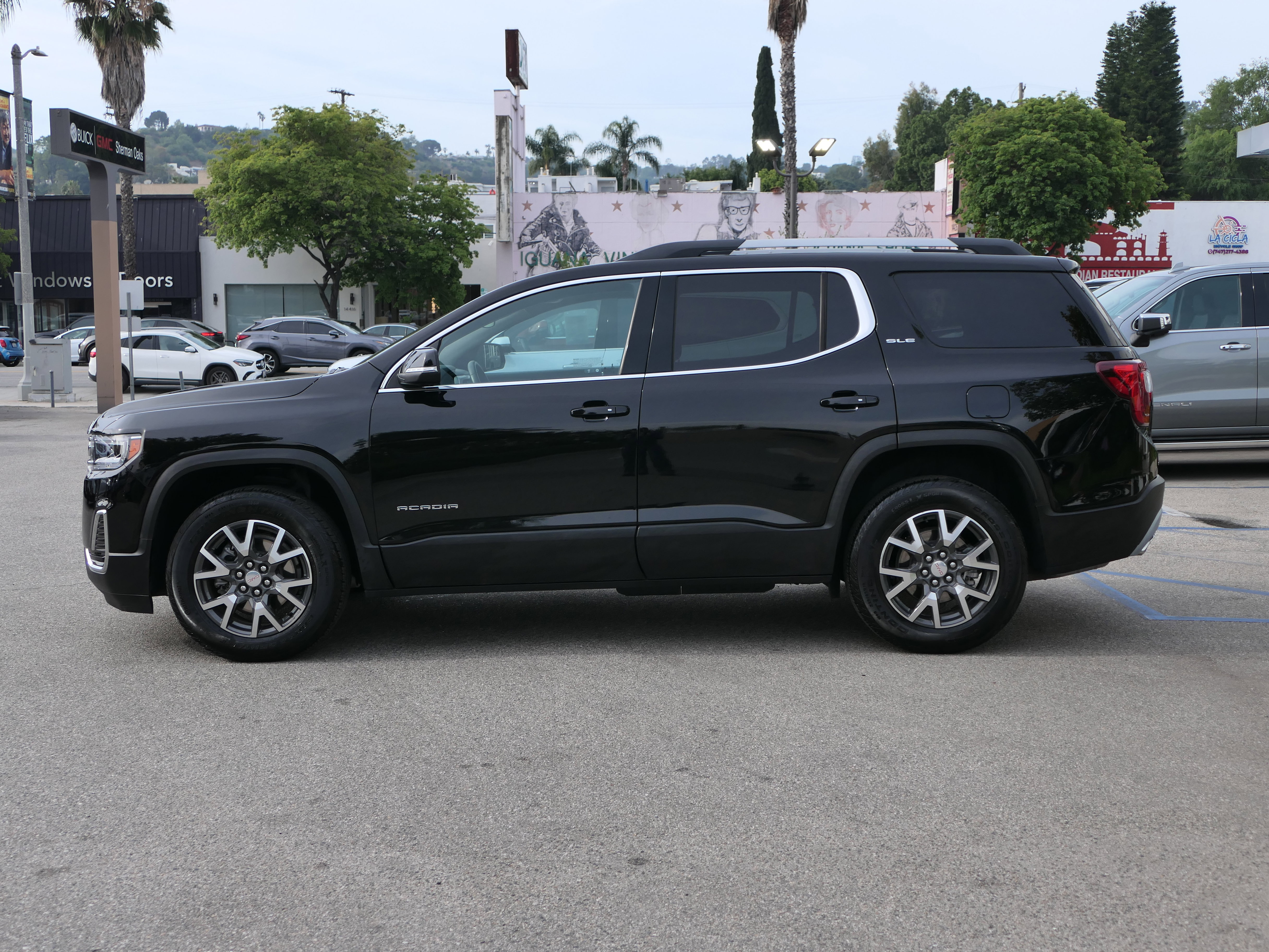 Used 2023 GMC Acadia SLE w/ Driver Convenience Package FWD image 2