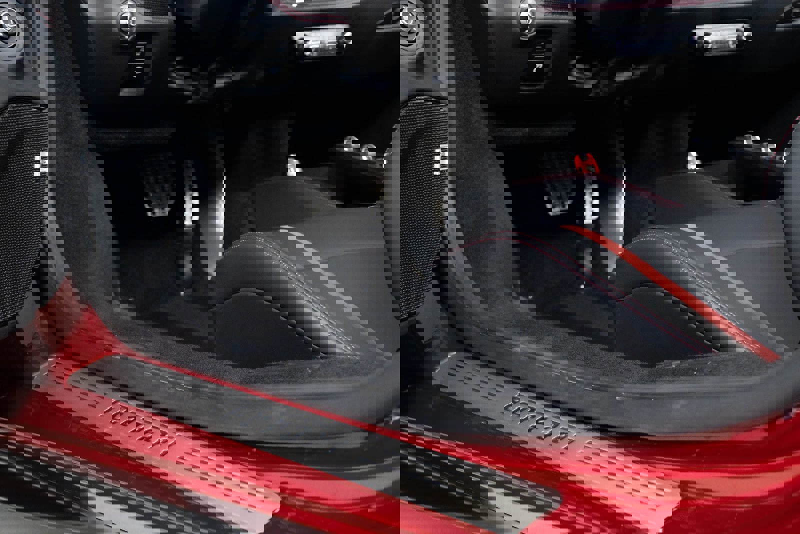 Used 2023 Ferrari F8 Spider image 33