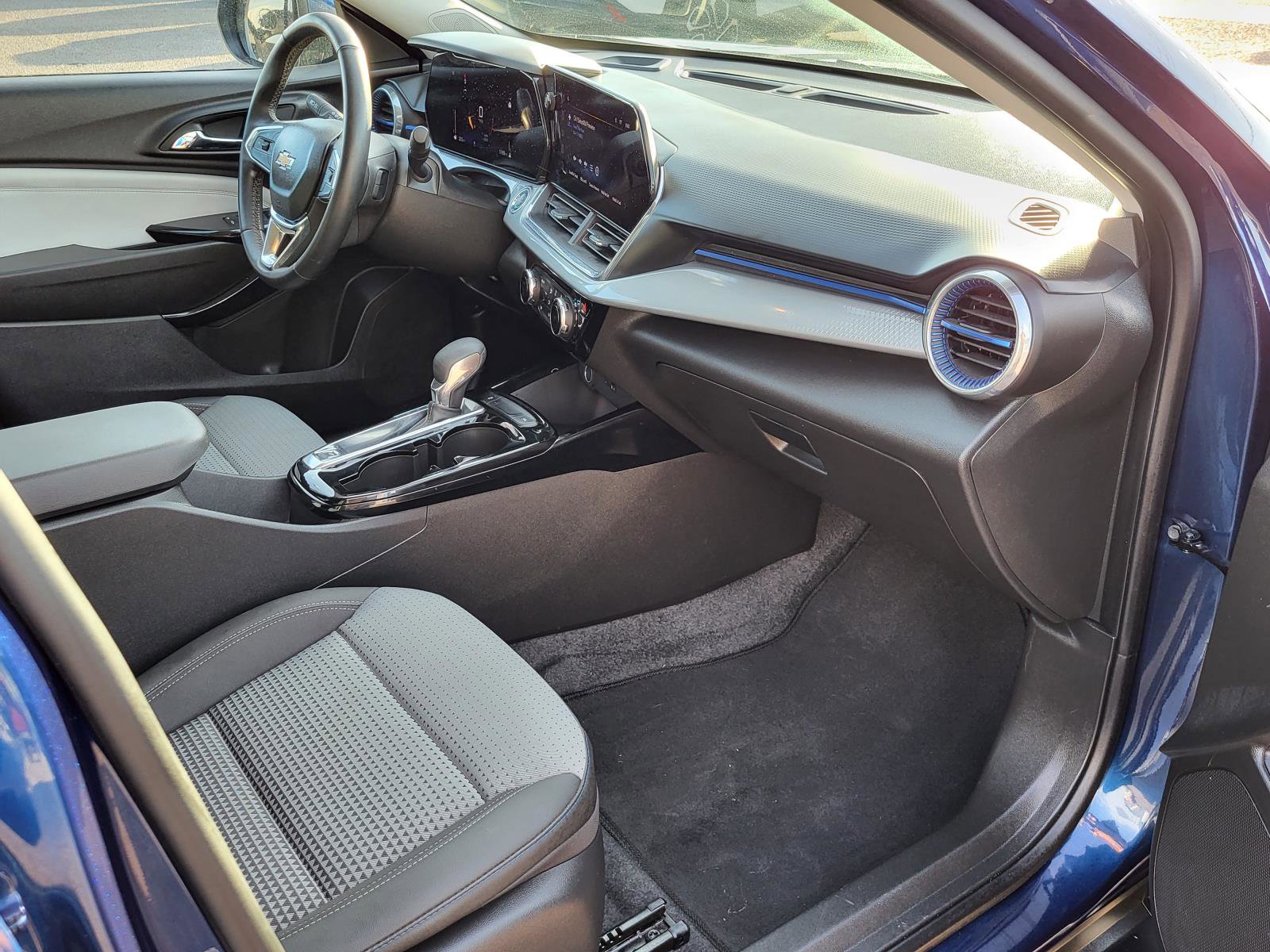 Used 2024 Chevrolet Trax LT w/ Driver Confidence Package image 9