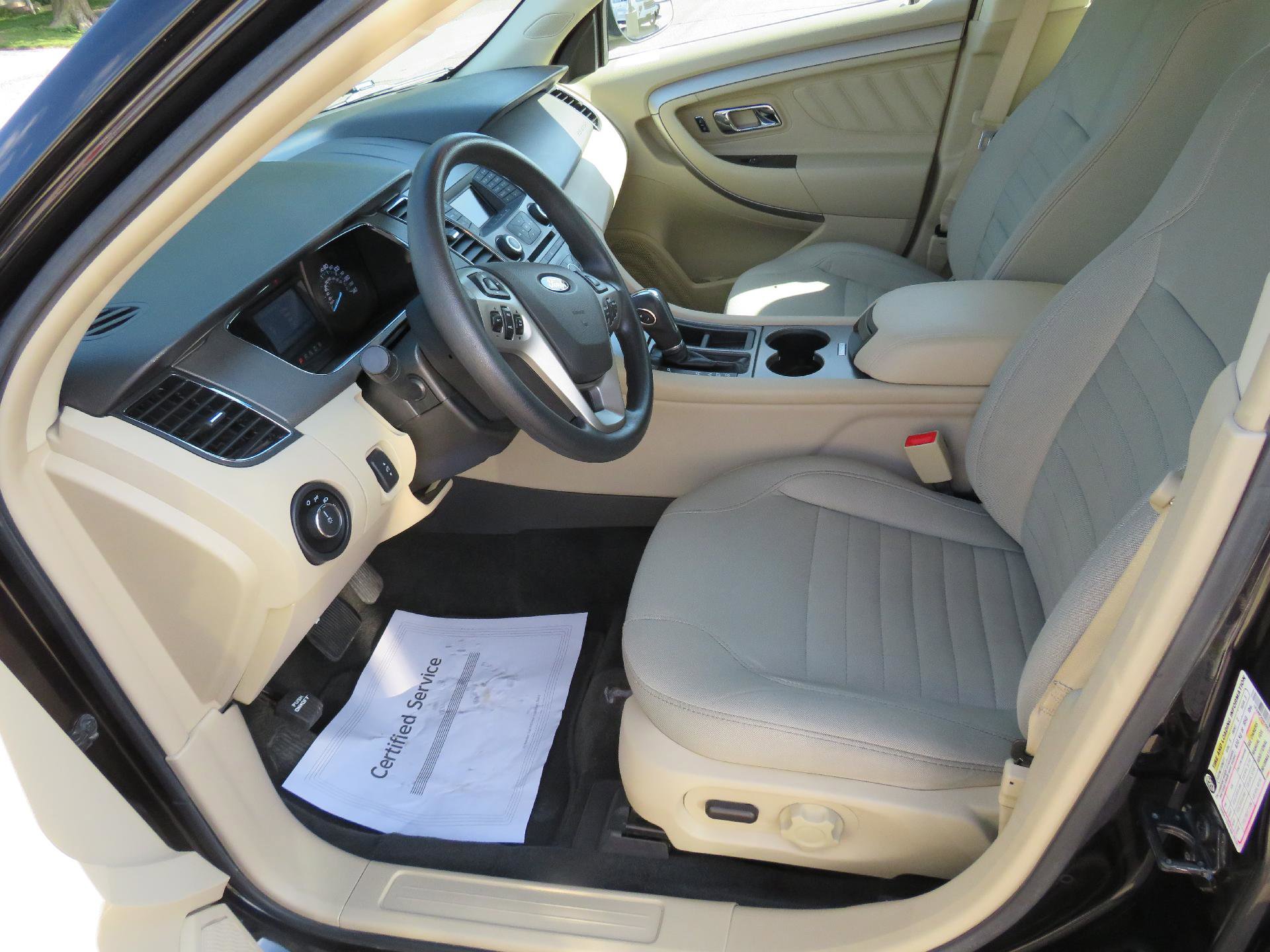 Used 2017 Ford Taurus SE image 3