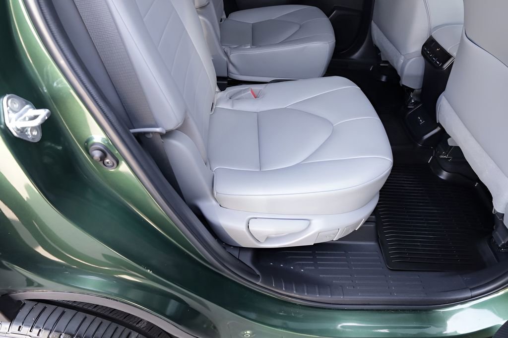 Used 2023 Toyota Highlander XLE AWD/4WD image 28