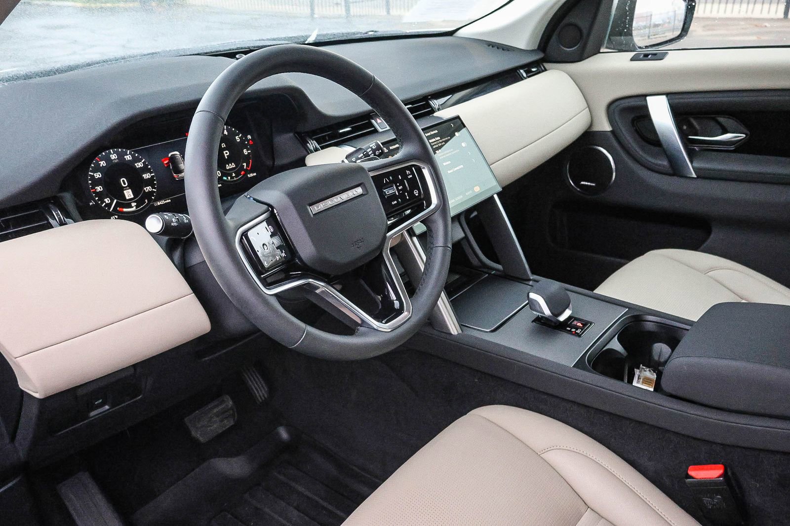 Used 2025 Land Rover Discovery Sport S image 25