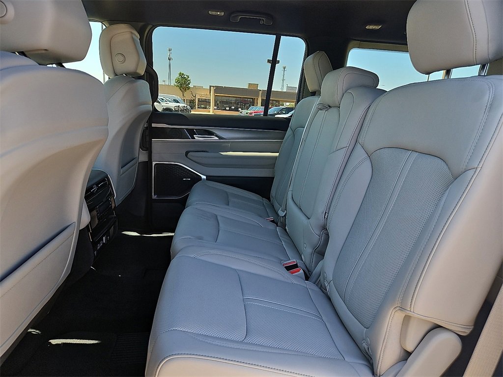 New 2025 Jeep Wagoneer Base image 11