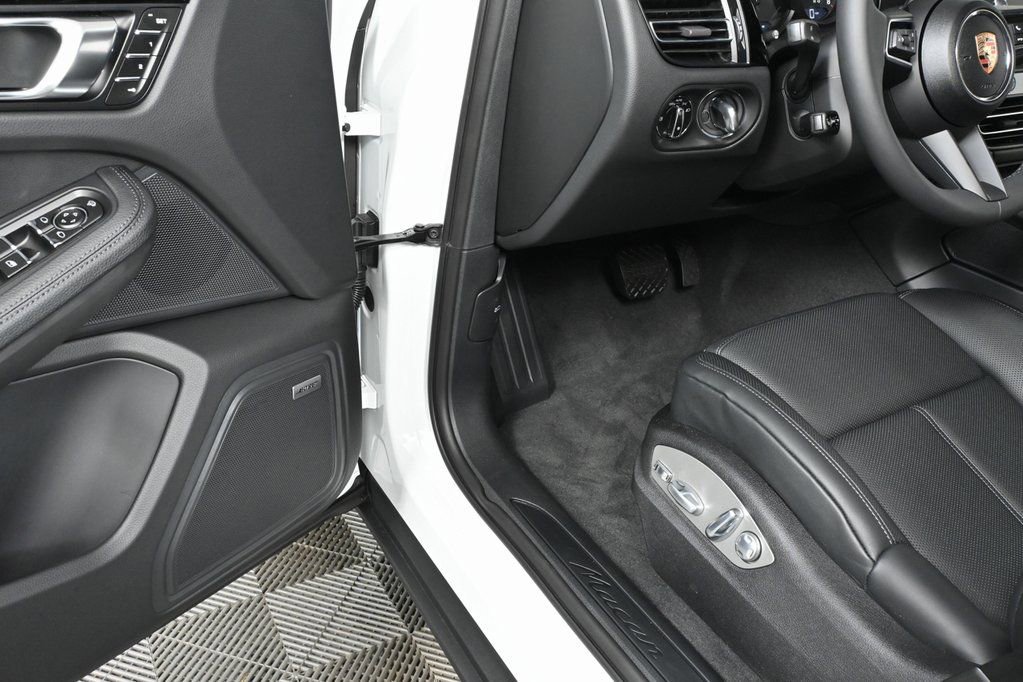 Certified 2025 Porsche Macan image 7