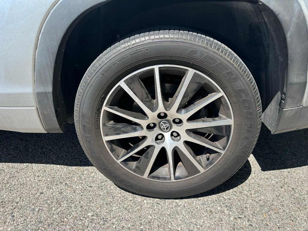 Used 2017 Toyota Highlander SE FWD image 4