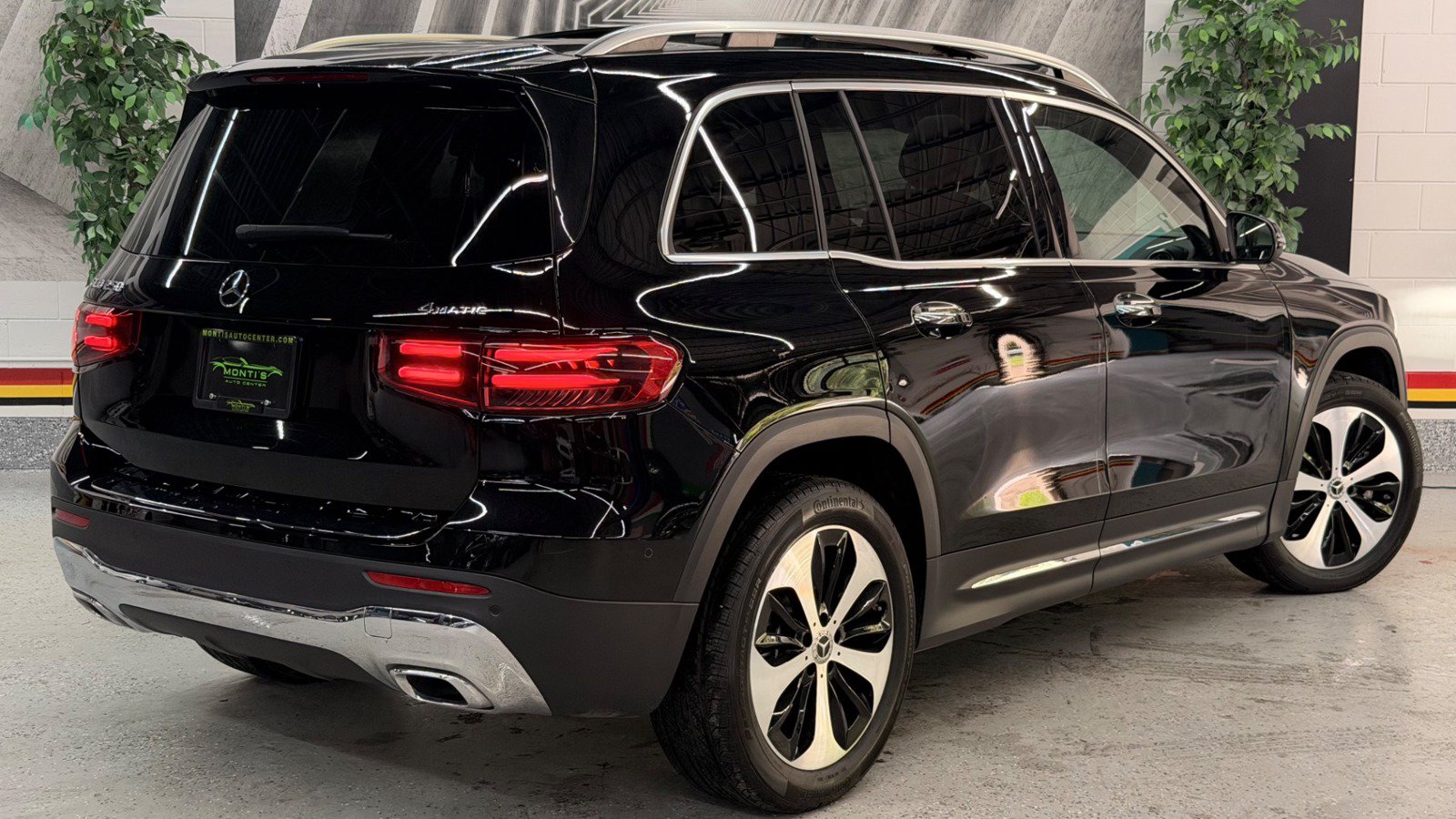 Used 2024 Mercedes-Benz GLB 250 4MATIC w/ Driver Assistance Package image 7