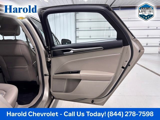 Used 2017 Ford Fusion SE w/ Fusion SE Technology Package FWD image 8