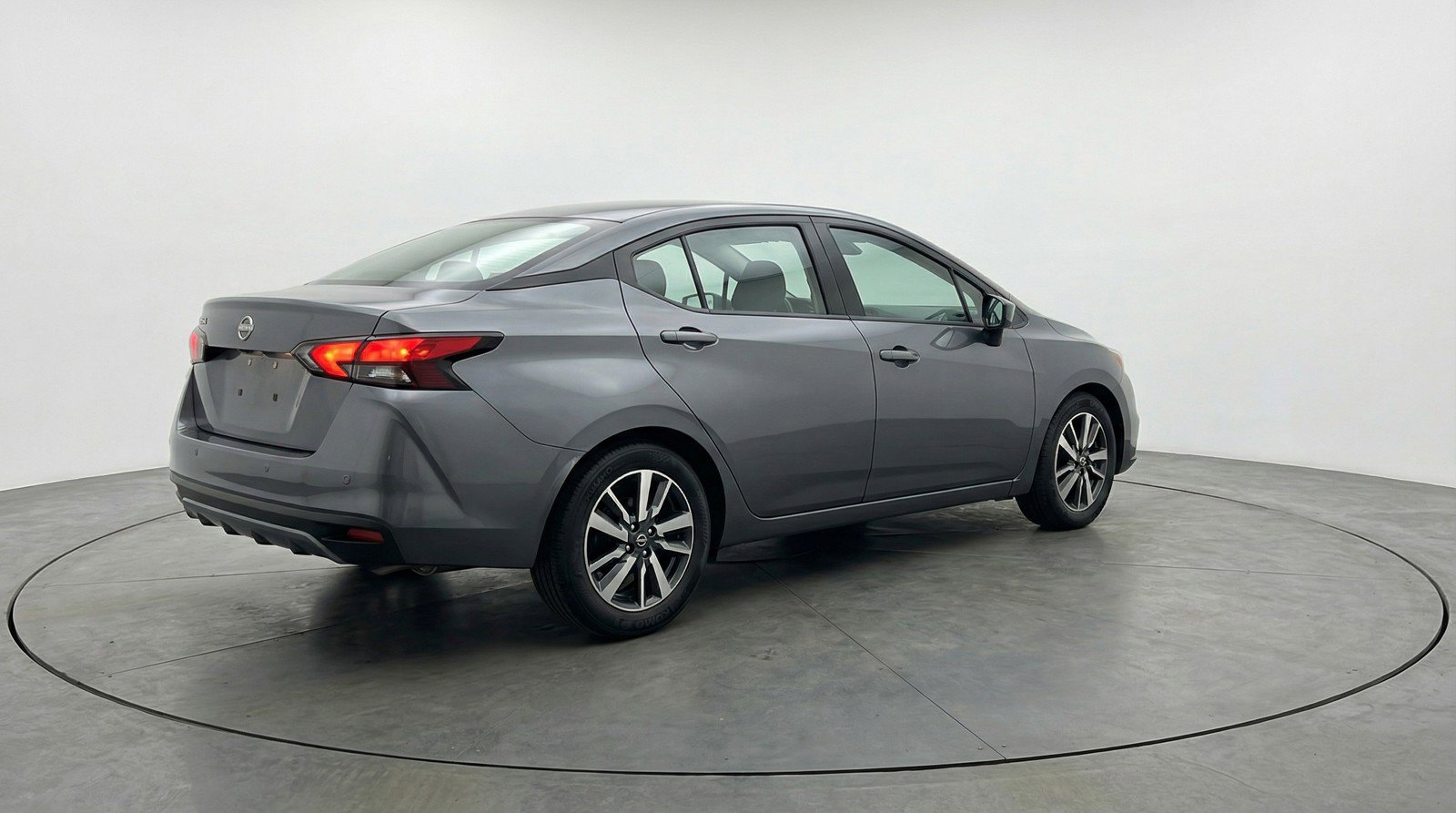 Used 2025 Nissan Versa SV image 9