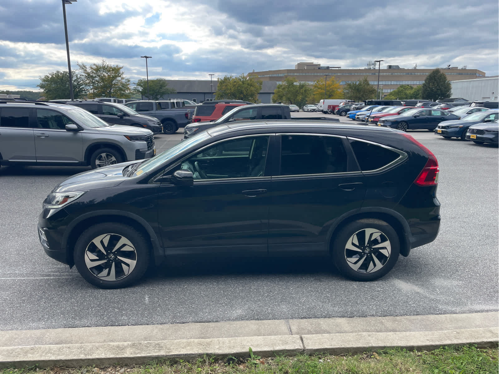 Used 2016 Honda CR-V Touring image 2