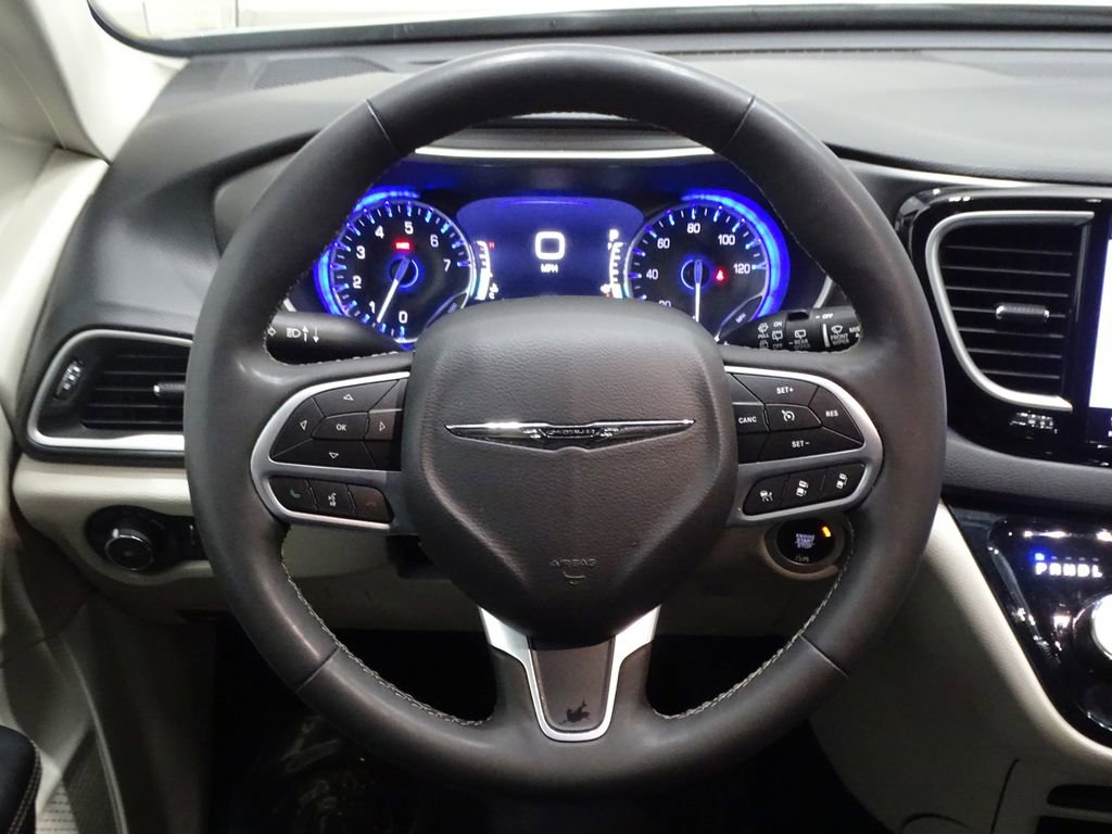 Used 2023 Chrysler Pacifica Touring-L image 24