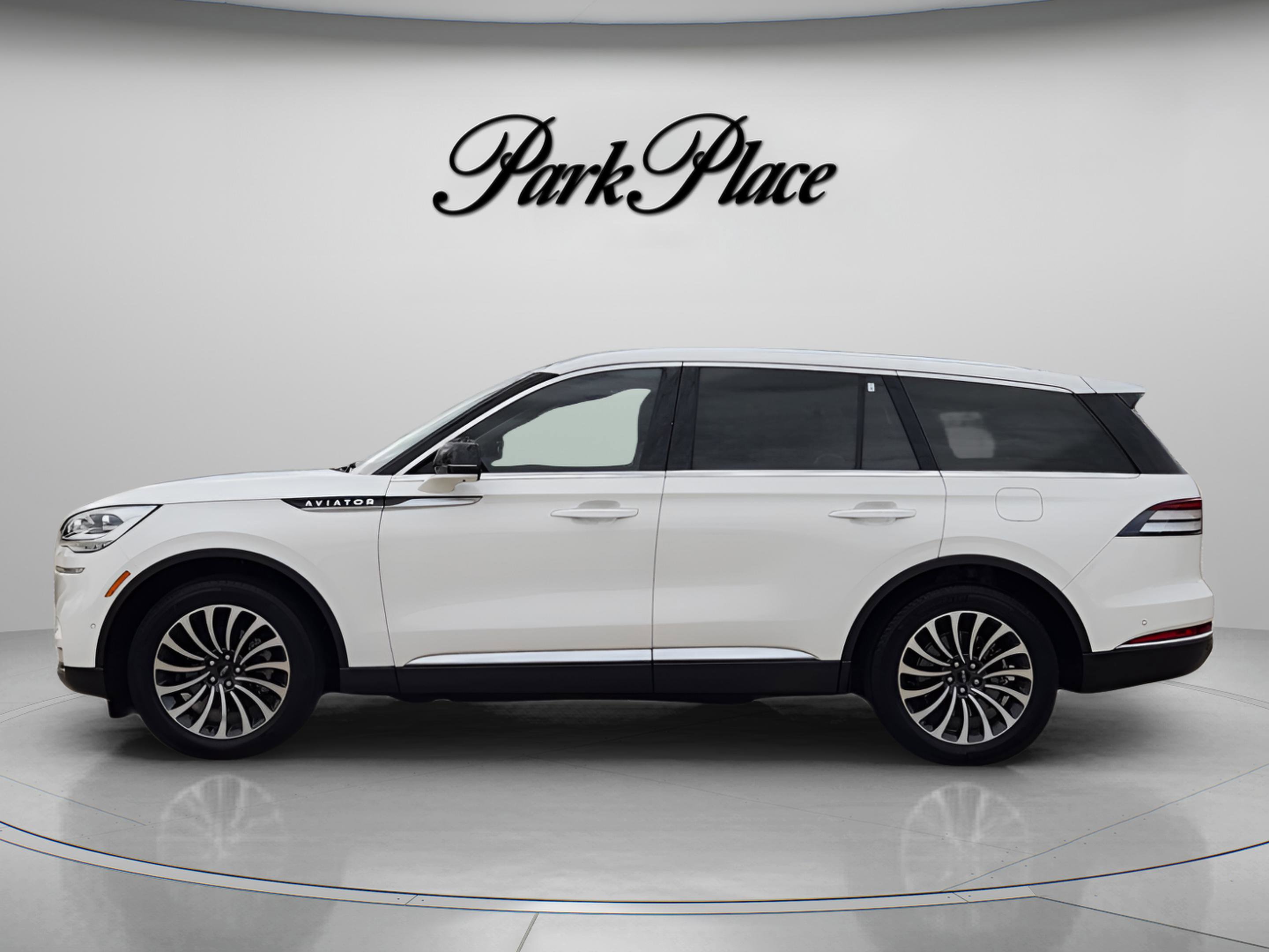 Used 2023 Lincoln Aviator Reserve w/ Equipment Group 201A image 2