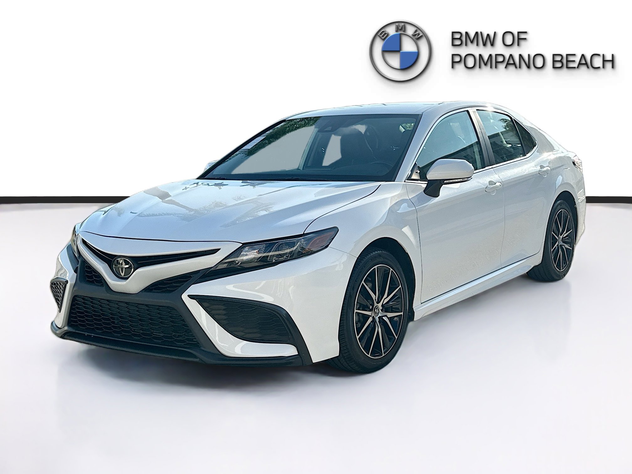 Used 2023 Toyota Camry SE image 3